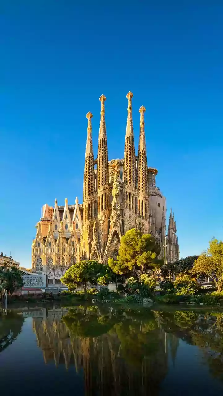 Papa Leão XIV inaugura torre da Sagrada Família e faz apelo pela paz