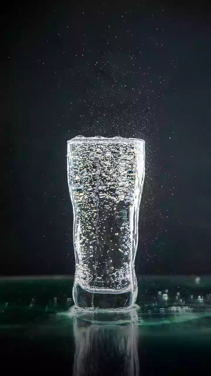 Água com gás hidrata igual água normal? Entenda quando vale a pena