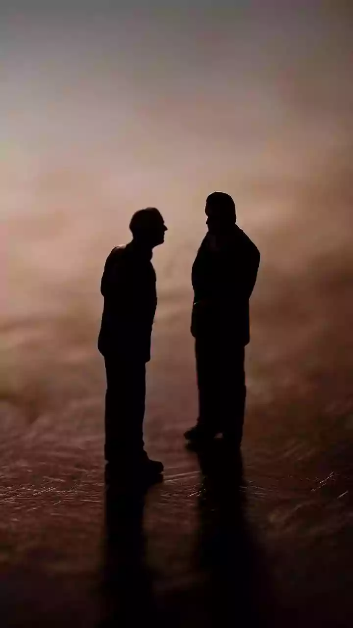 Repeated Human Interaction Can Reveal Overconfidence and Context Loss