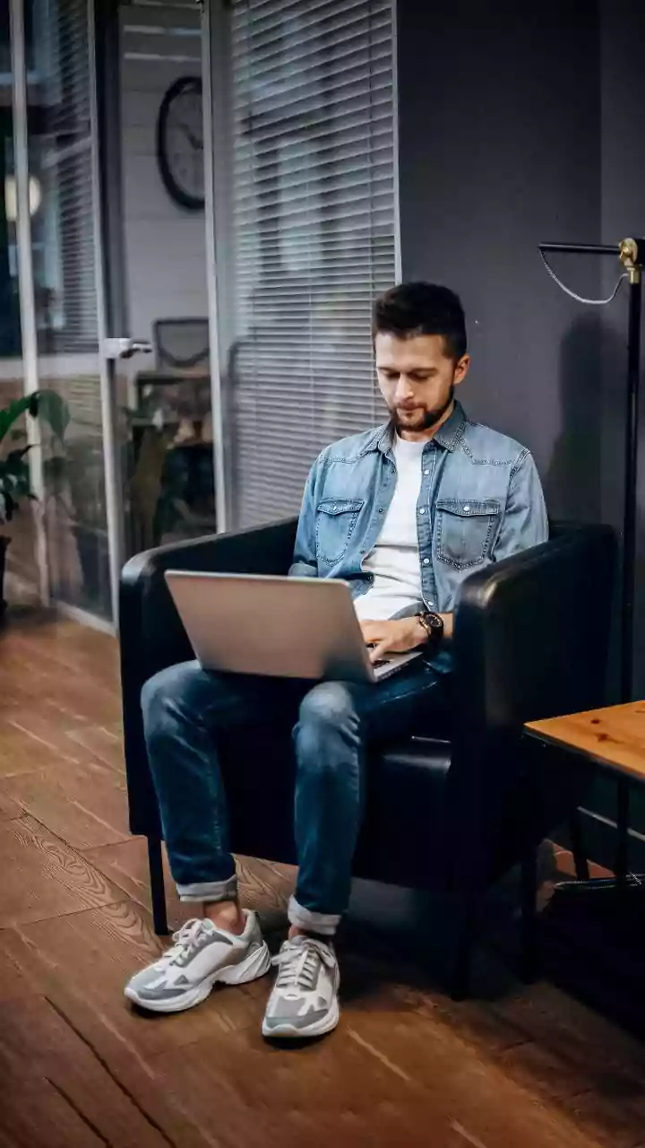 How Young Professionals Combine Full-Time Remote Roles With High-Paying Weekend Consulting