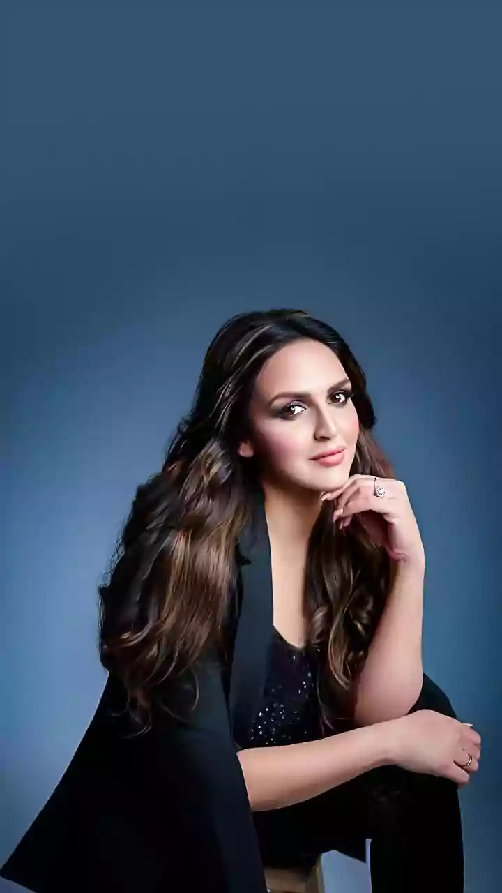 Esha Deol Shares Comfy Christmas Video With Santa Hat, Cookies; Turns Off Comments | Watch