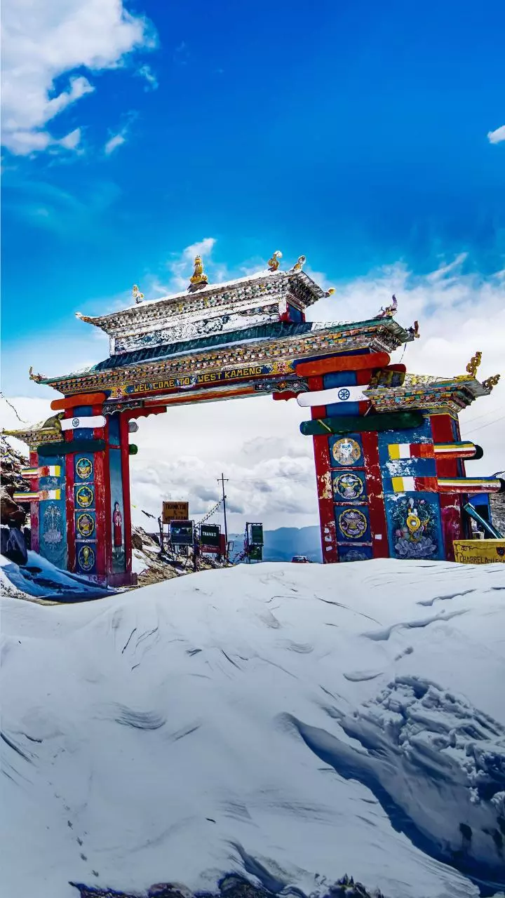 Fresh snowfall covers higher reaches of J-K’s Bhaderwah, delights tourists