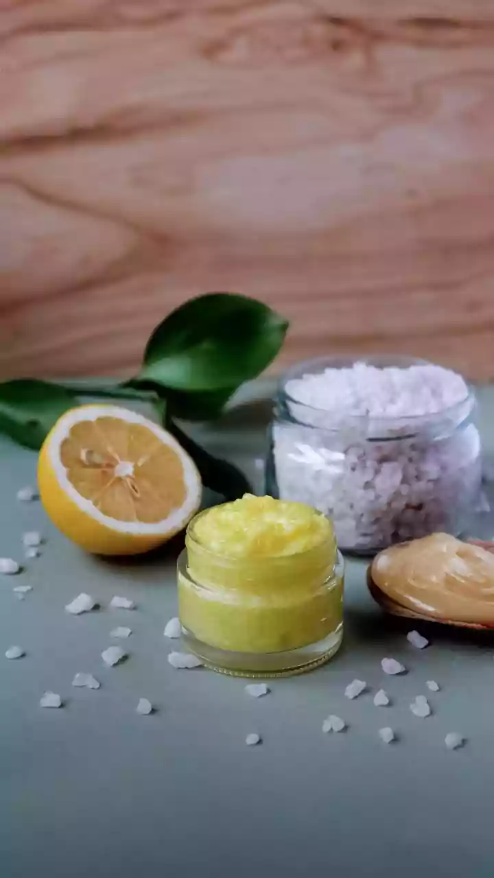Lavar os pés com açúcar e limão: por que é recomendado e quando é melhor fazer