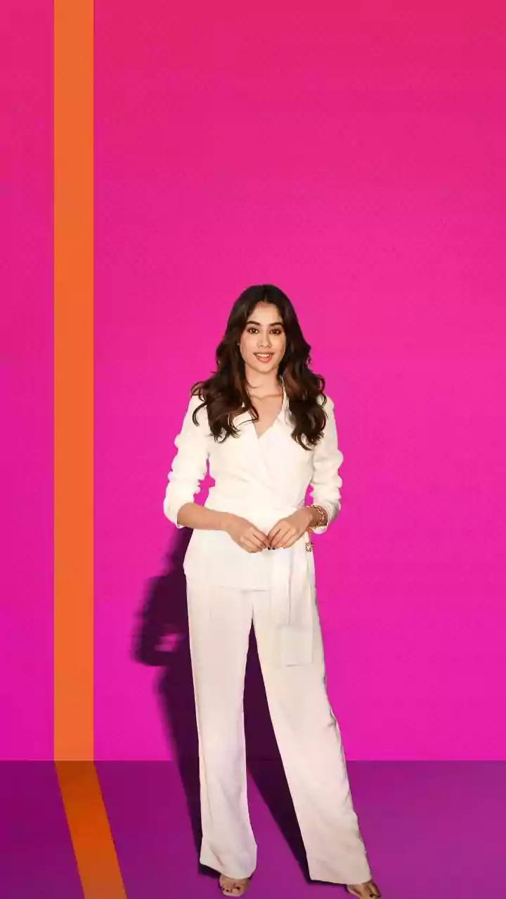 Janhvi Kapoor Makes Romance With Shikhar Pahariya Trendy And Quirky - See New Viral T-Shirt Message