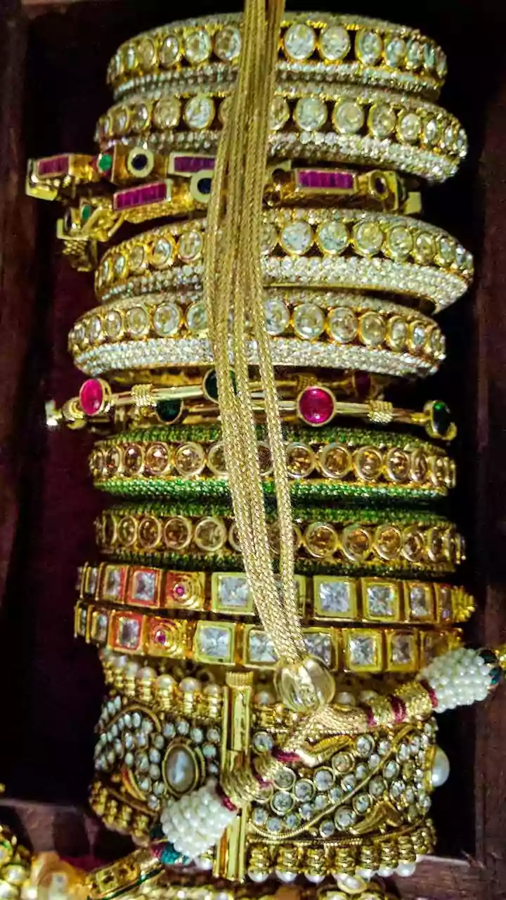 2026's Wrist Revolution: Master the Art of Bracelet Stacking with 5 Expert Rules