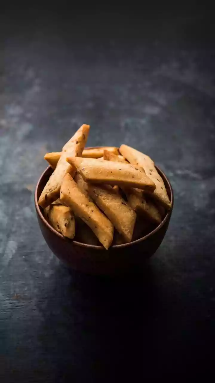 Swap Fried Chips For Nutrient-Rich Roasted Makhana And Spiced Chickpea Crunchies At Home