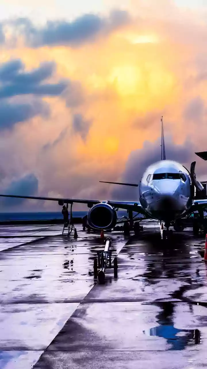 Air Congo Passangers Forced To Jump Off Plane After Airline Fails To Provide Stairs For Hours At Kindu Airport - VIDEO