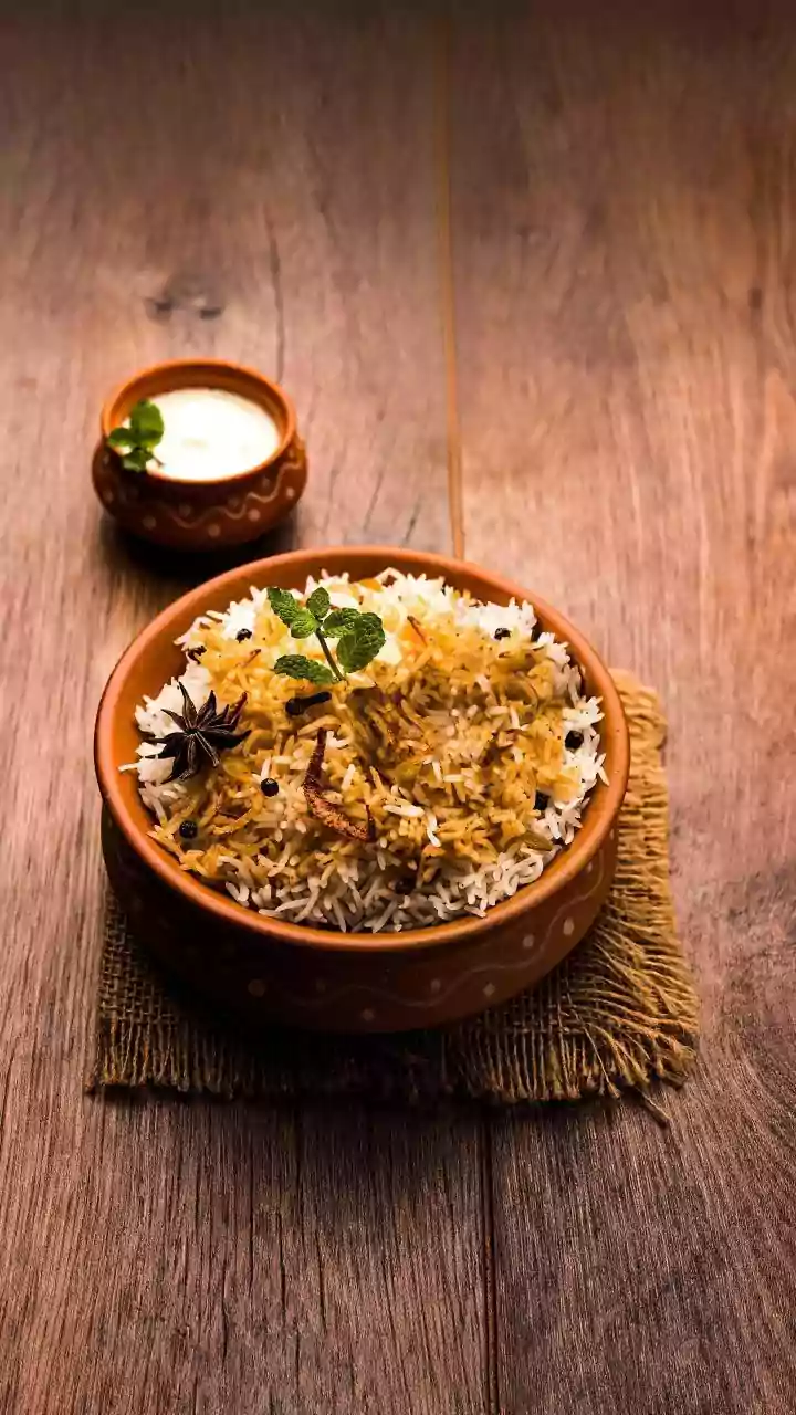 From Phuchka to Mughlai Paratha: Familiar Bites During Kolkata Puja