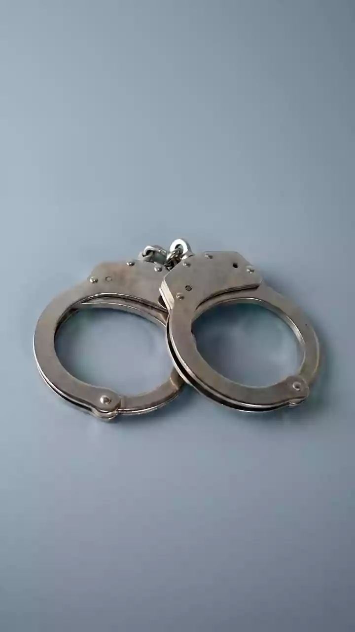 Homem vai à delegacia denunciar roubo de barras de ouro e acaba preso