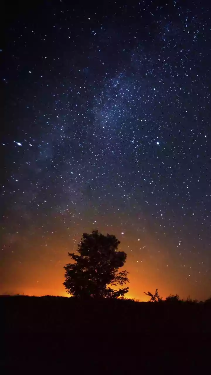 How Mobile Sky Map Apps Enable Urban Stargazing Despite Heavy Light Pollution