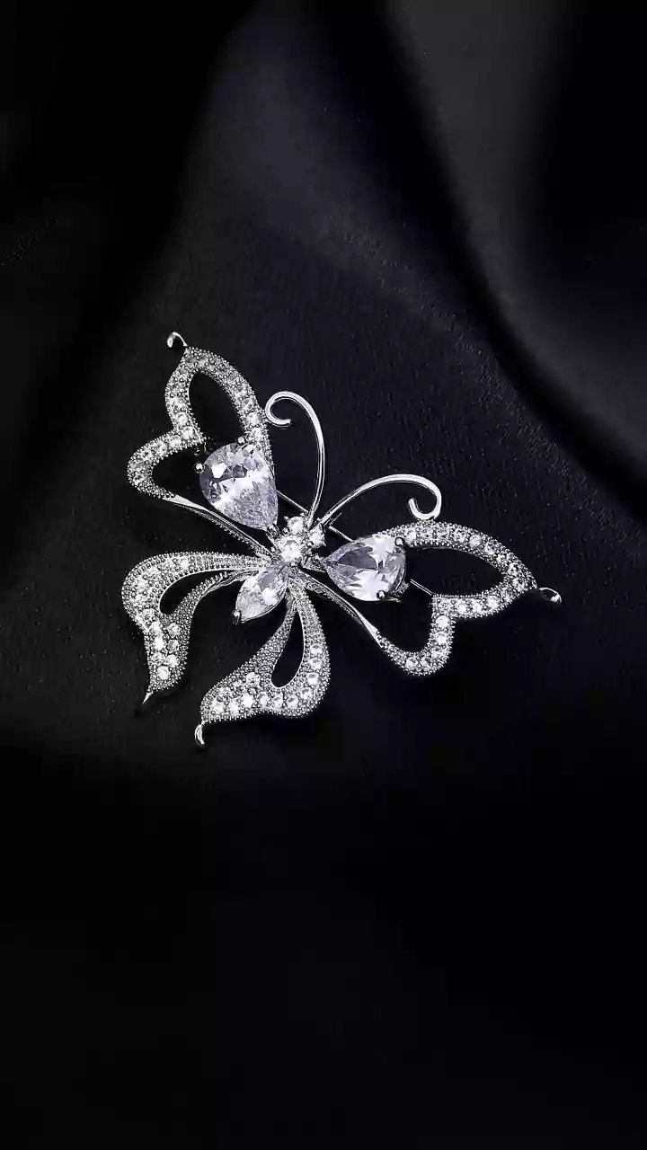 Broches são tendência de styling; saiba como usá-los
