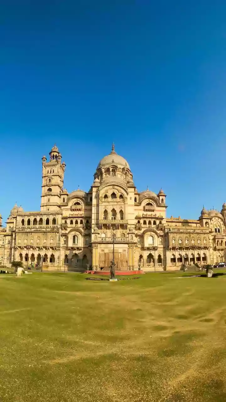 Gujarat Sees Mixed Weather Conditions with Temperature Deviations