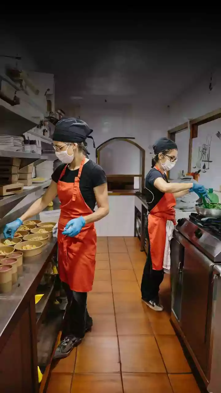 “If This Is How Food Is Handled, What Are We Eating?”: Viral Video Sparks Hygiene Panic Among Passengers; FSSAI Charges IRCTC