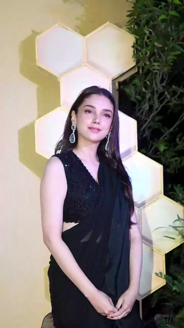 Aditi Rao Hydari Gently Roasts Fashion Trends In ‘Revolutionary’ Saree By Jade