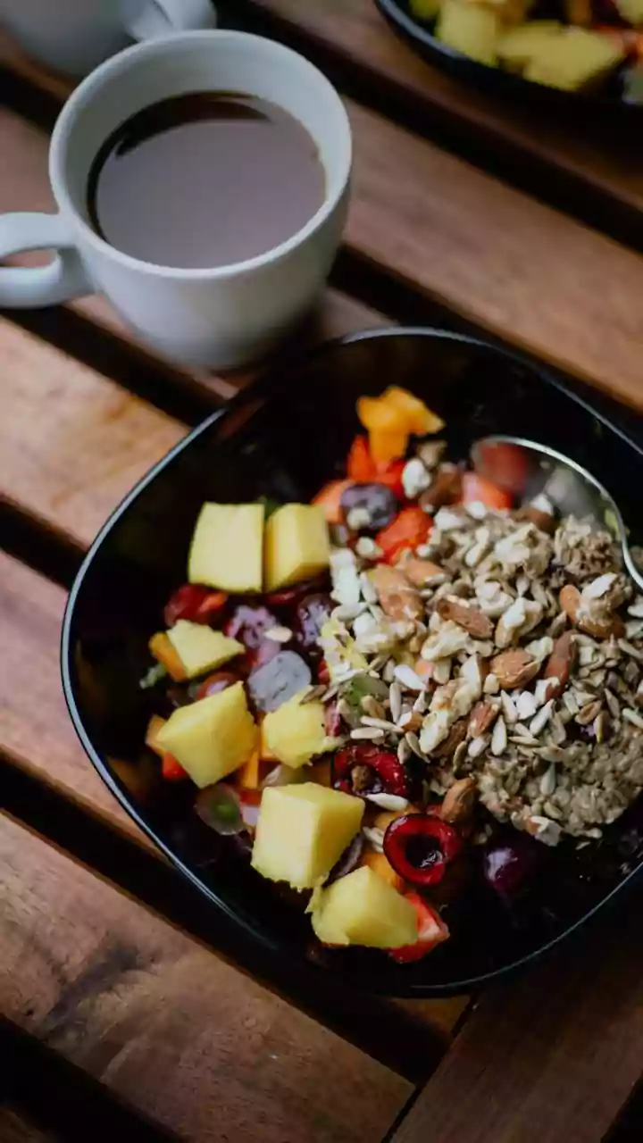 Quinoa Breakfast Bowls: A 5-Minute Delight Packed with Fruits & Nutrients