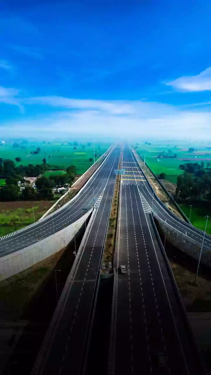 UP: 1 dead, 3 injured after SUV plunges from expressway into ditch