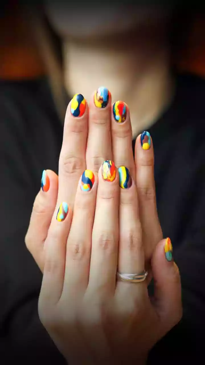 Unhas autocolantes viraram febre: 5 opções sofisticadas para resultado de salão