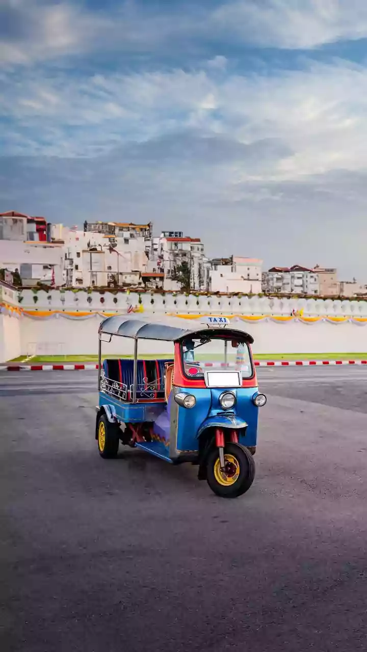 Bengaluru Auto Goes Viral: A Mini Lounge on Wheels with TV, Fan, and Curtains!