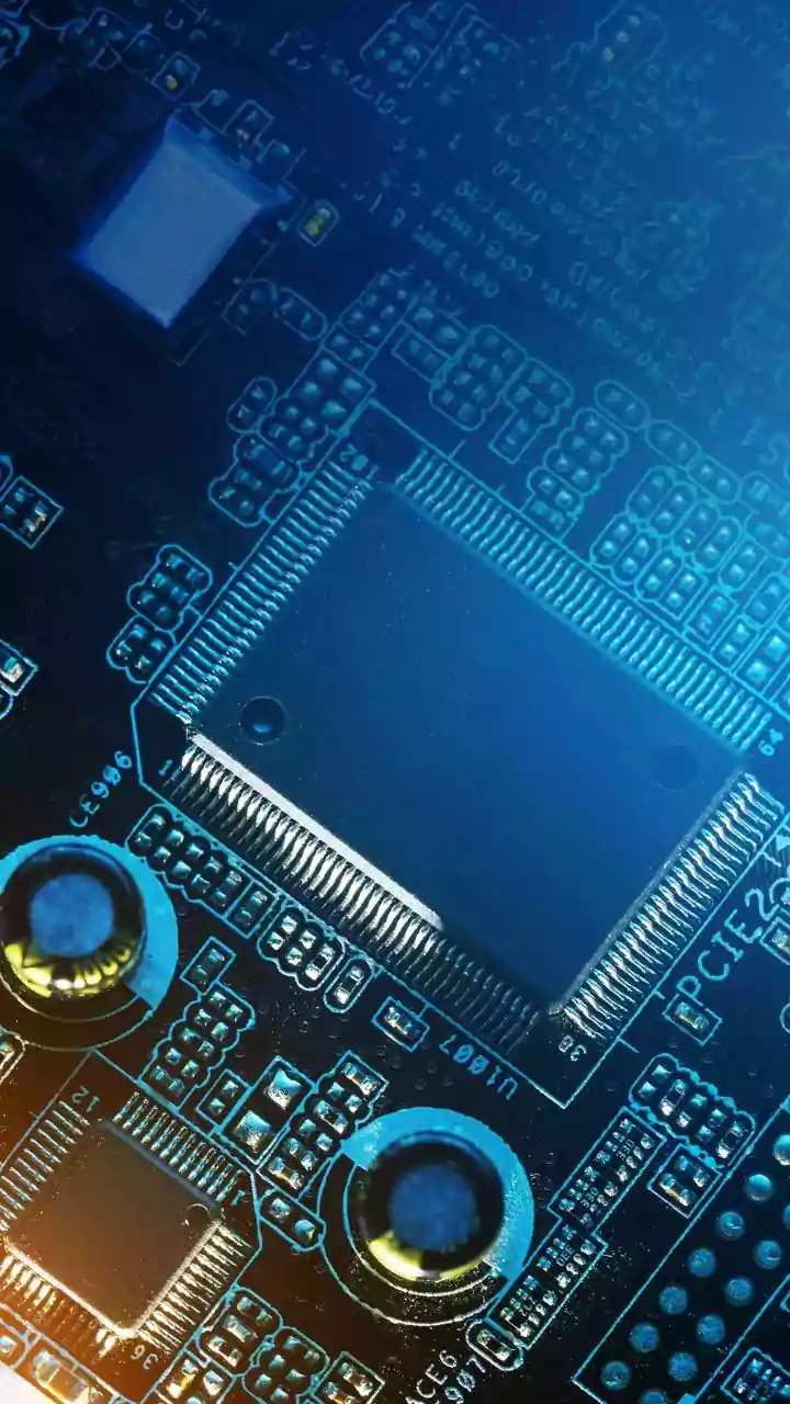 Scientists create world's smallest computer chip—just 5 micrometers wide