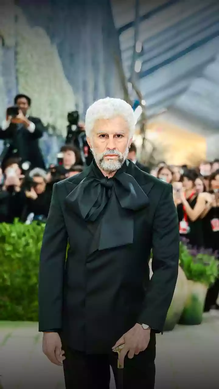 Bad Bunny fica irreconhecível caracterizado como idoso no Met Gala 2026