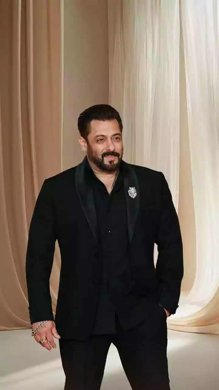 Salman Khan Turns 60: Actor celebrates his birthday with friends and family at farmhouse, cuts the cake with paparazzi- Watch