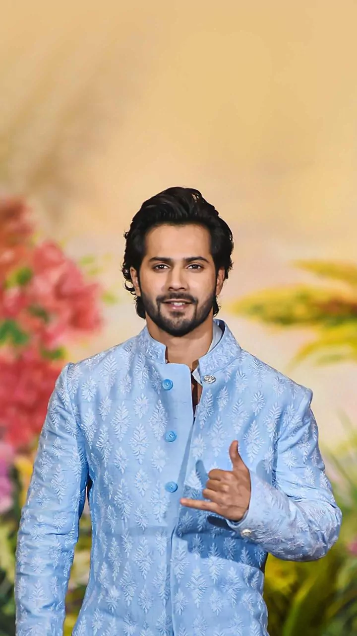 Border 2: War Hero Major Hoshiar Singh Dahiya’s Wife Blesses Varun Dhawan, Heartwarming Clip Goes Viral