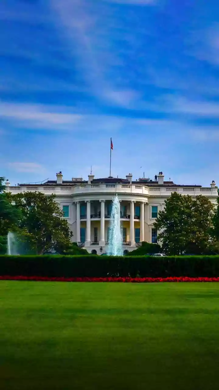 White House installs plaques mocking Obama, Biden