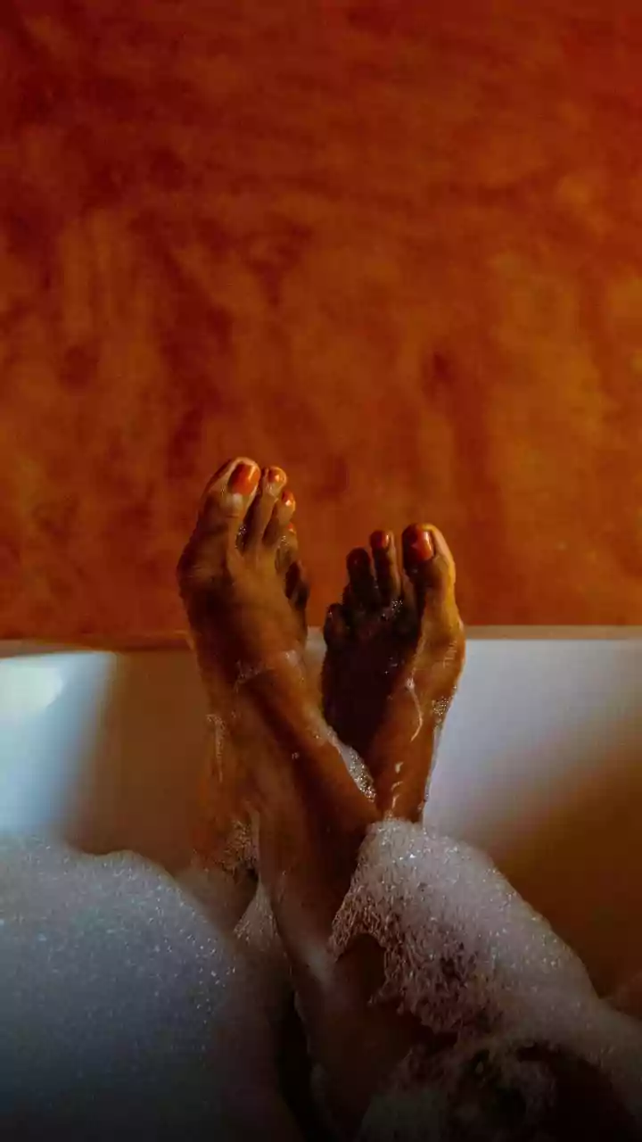 Banho morno antes de dormir ajuda mesmo? Entenda o efeito no relaxamento
