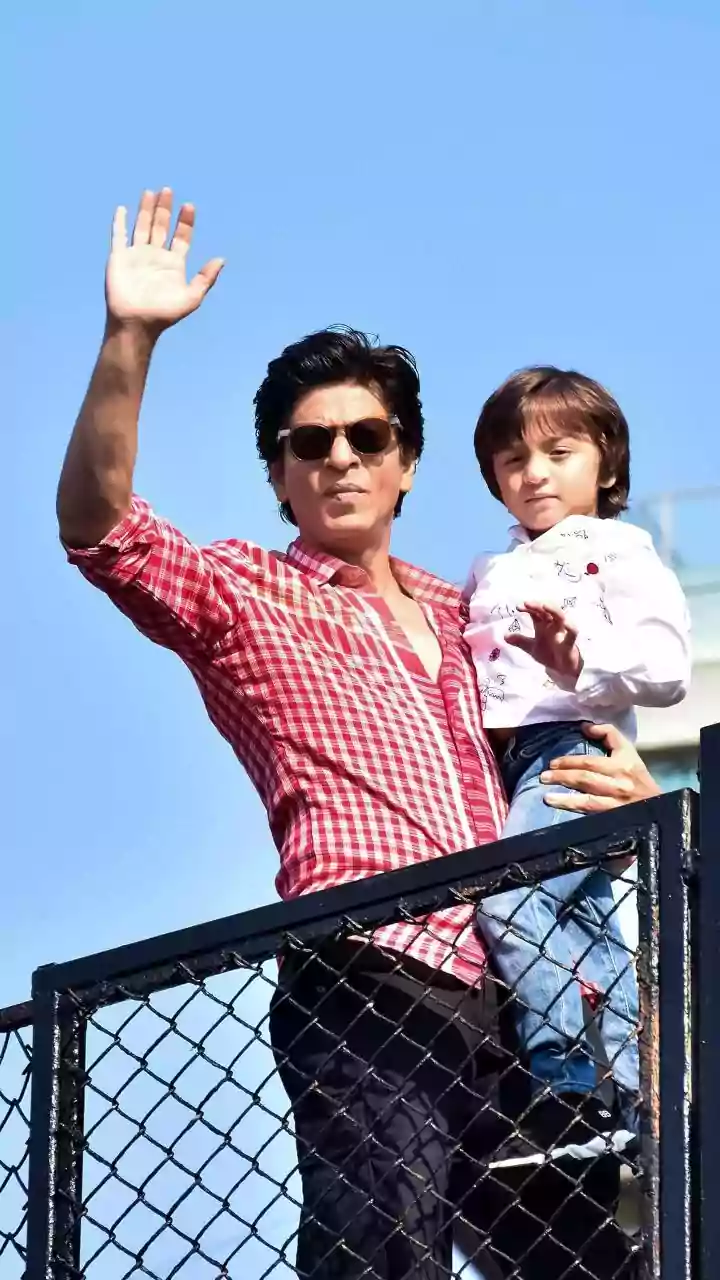 Proud Dad Shah Rukh Khan Records AbRam’s Annual Day Performance, Suhana Khan Cheers Him On | WATCH