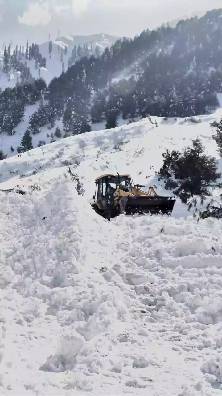 Why Preparing For Sudden Weather Changes Is Crucial For Manali-Leh Late Monsoon Drivers