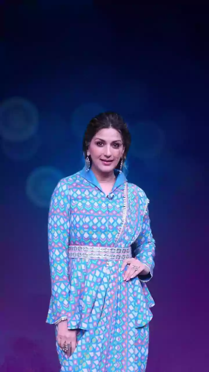 Sonali Bendre turns presenter with Marathi drama 'Solha'