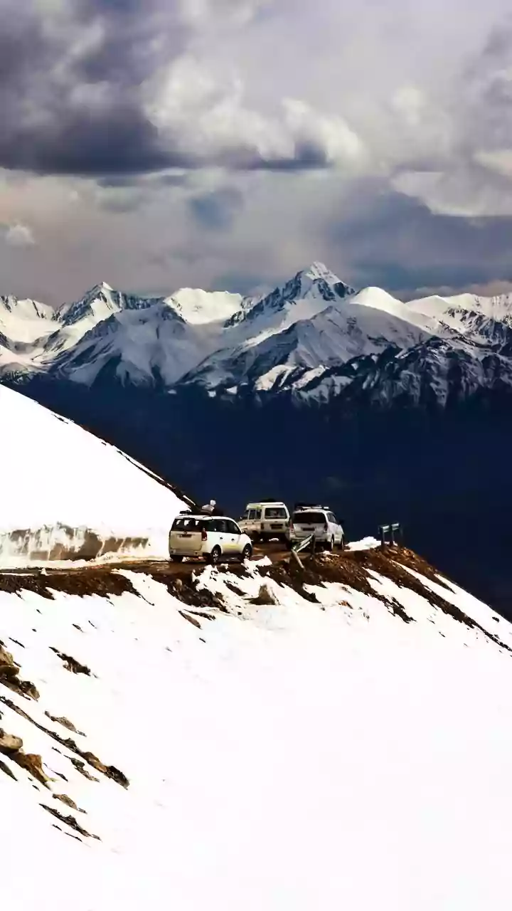 Delhi Residents Trying To Escape Toxic AQI? Video Of Traffic Jam At Rohtang Pass With No Long-Weekend Ahead Is Trending