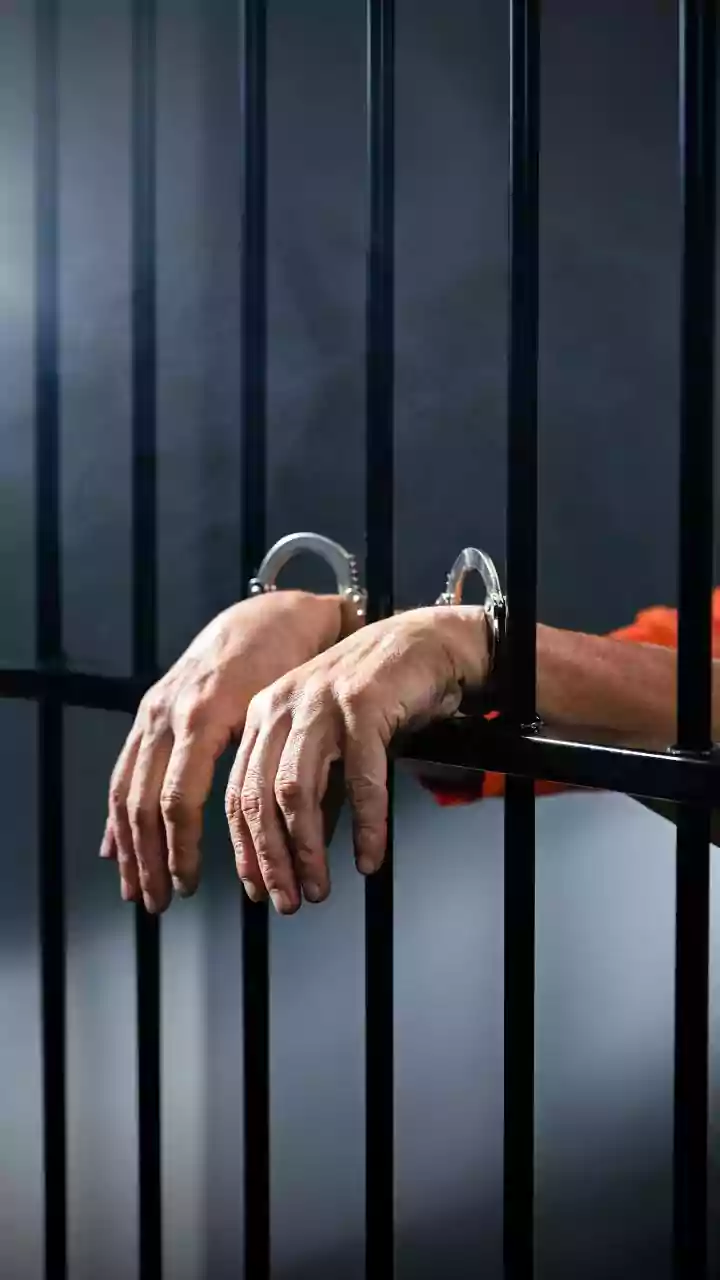 Padrasto é condenado à prisão por homofobia e ameaças contra enteado