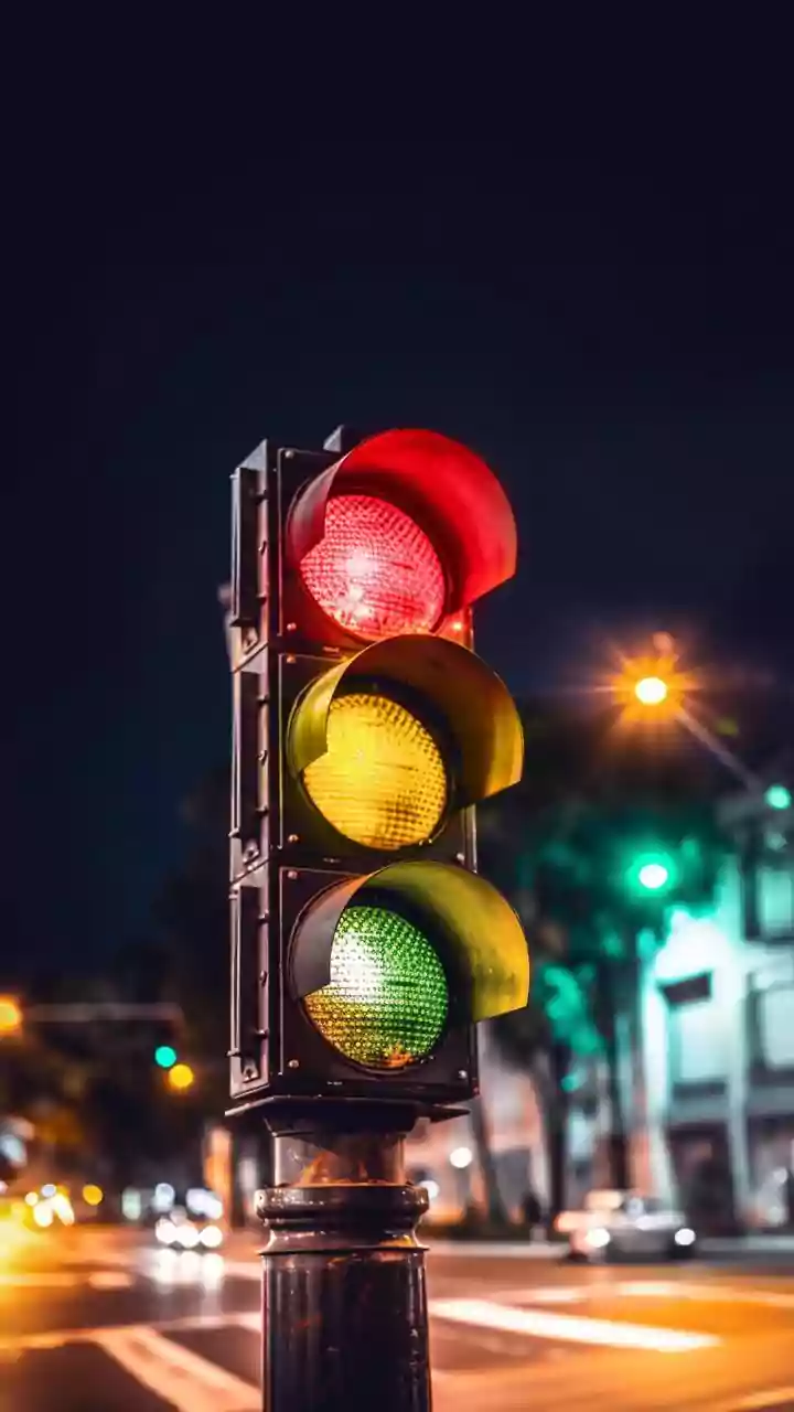 Sinal vermelho de madrugada: posso avançar ou vou levar multa? Veja o que diz o CTB
