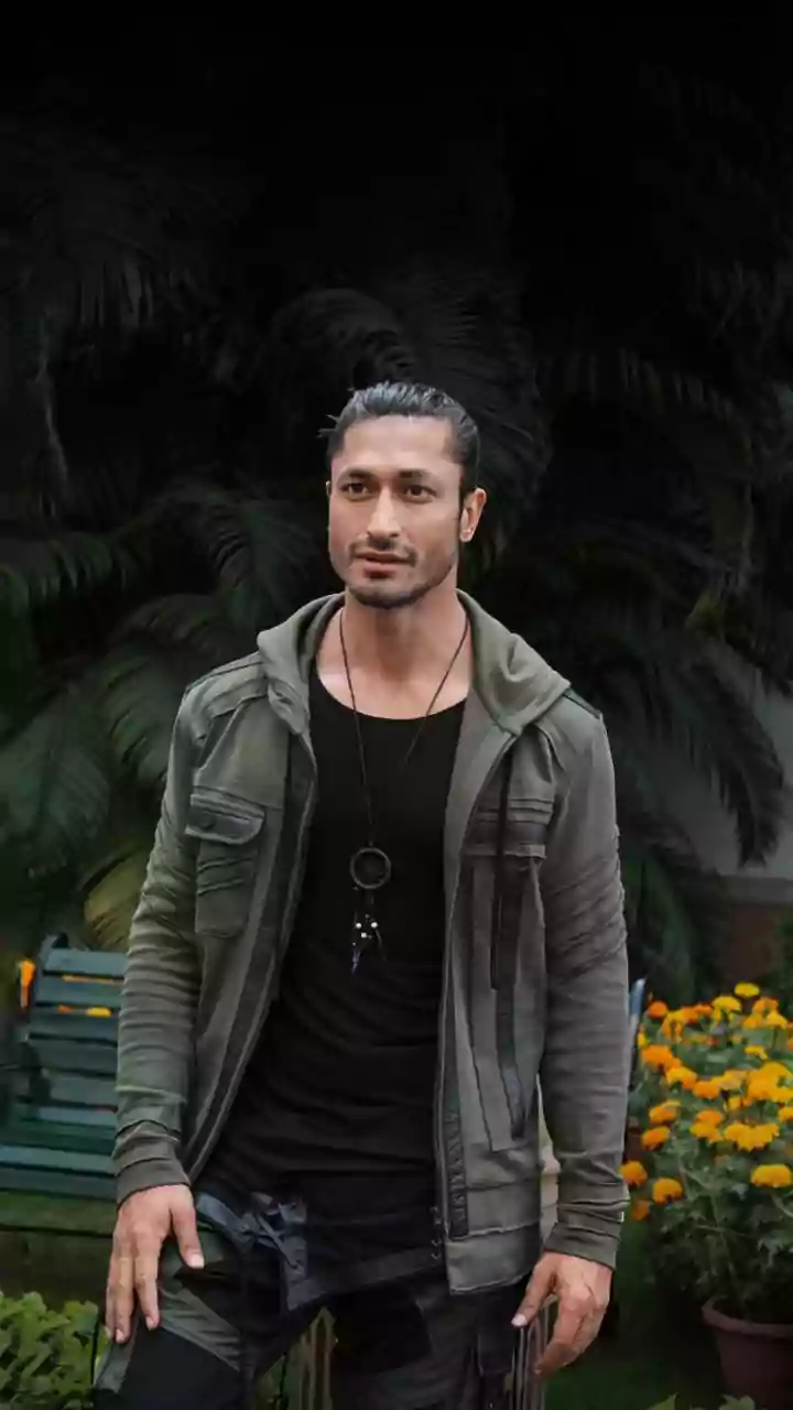 Vidyut Jammwal's Shocking Tree Climb