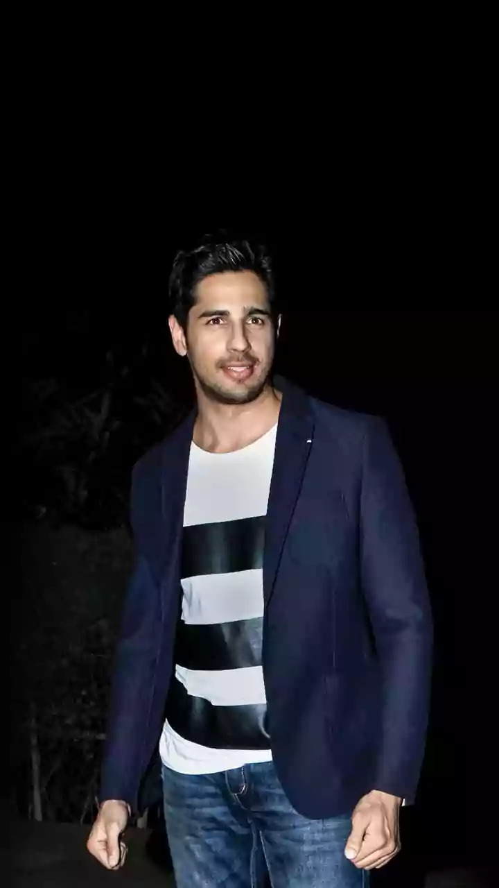 Sidharth Malhotra’s All-Black Look Has Fans Calling Him ‘Munda Kukkad Kamaal’