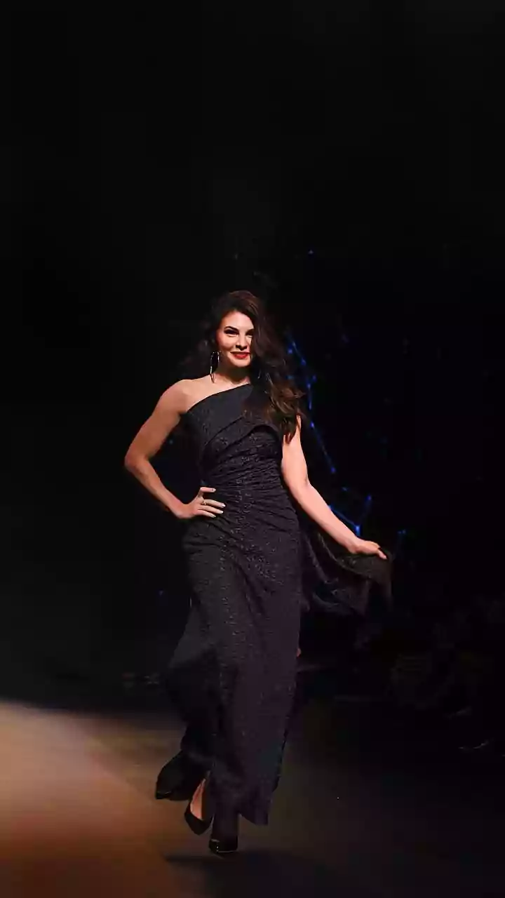 Jacqueline Fernandez Turns Purple Into The New Power Colour In Dubai