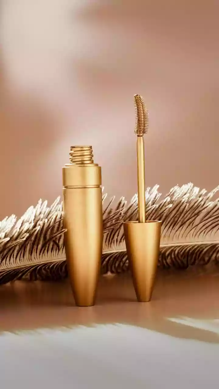 Soft Gold And Bronze Choices: How Sheer Shimmer Washes Provide Elegant Low-Effort Glam