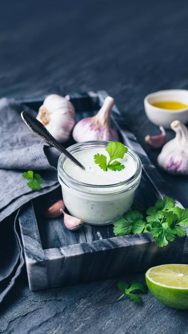 Como fazer molho de alho caseiro: uma receita cremosa, leve e deliciosa sem maionese