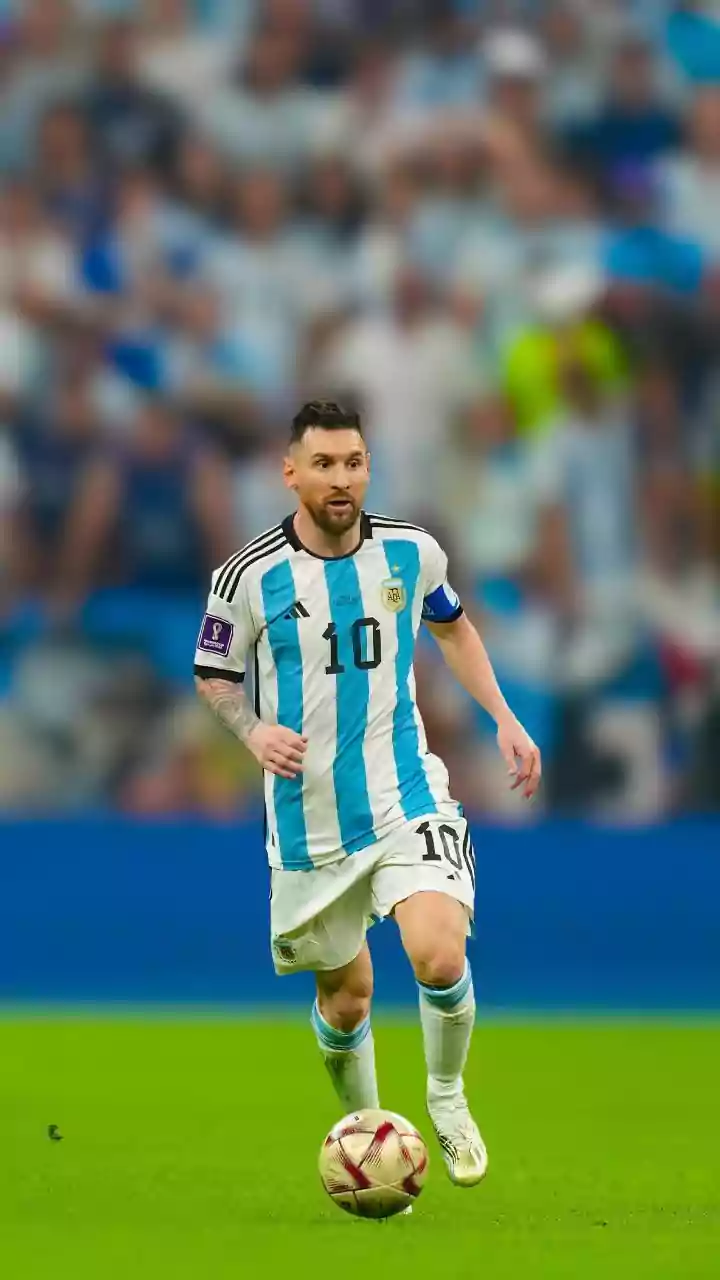 WATCH: Sunil Chhetri shares special moment with Argentina legend during GOAT India Tour at Wankhede