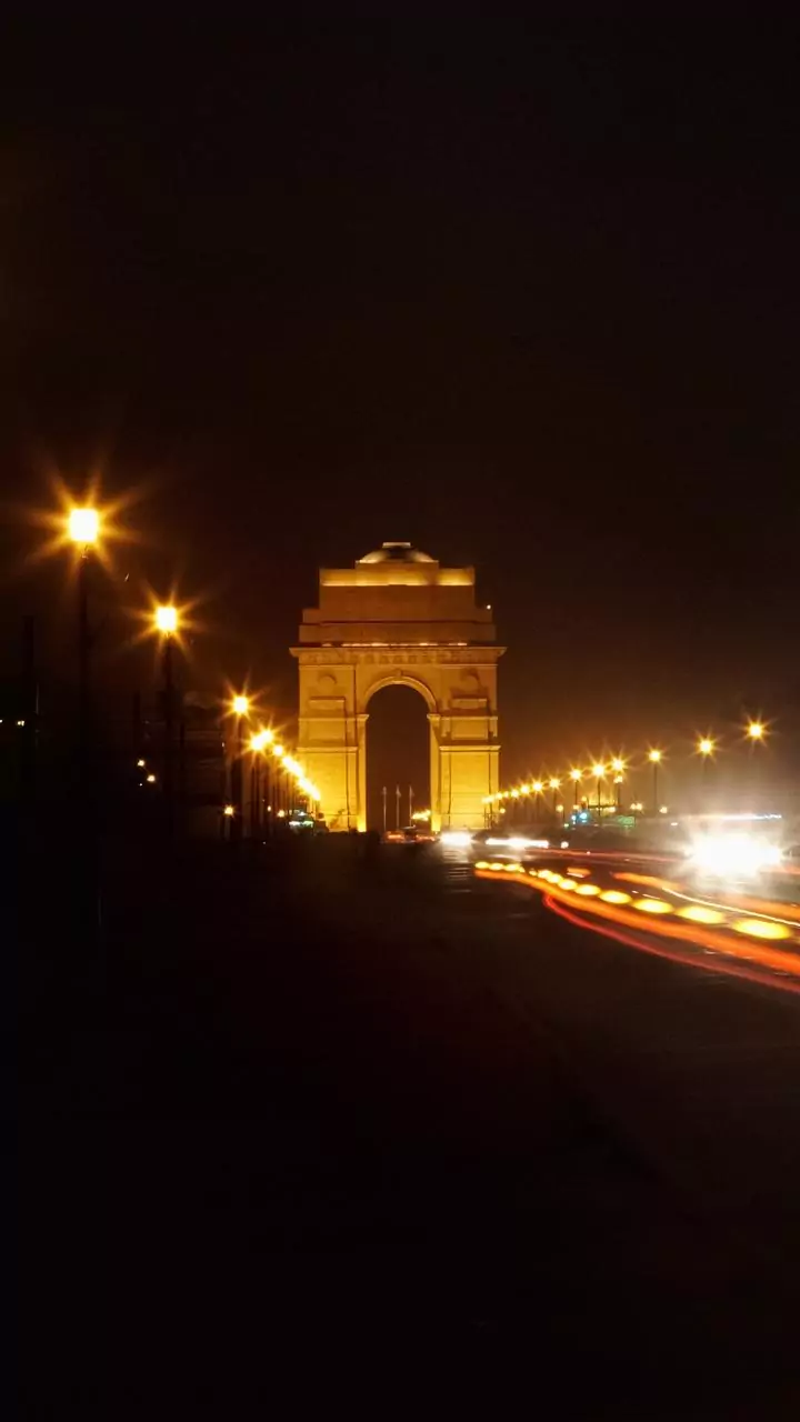 Delhi AQI stays 'very poor' as rain, thunderstorms forecast for Friday