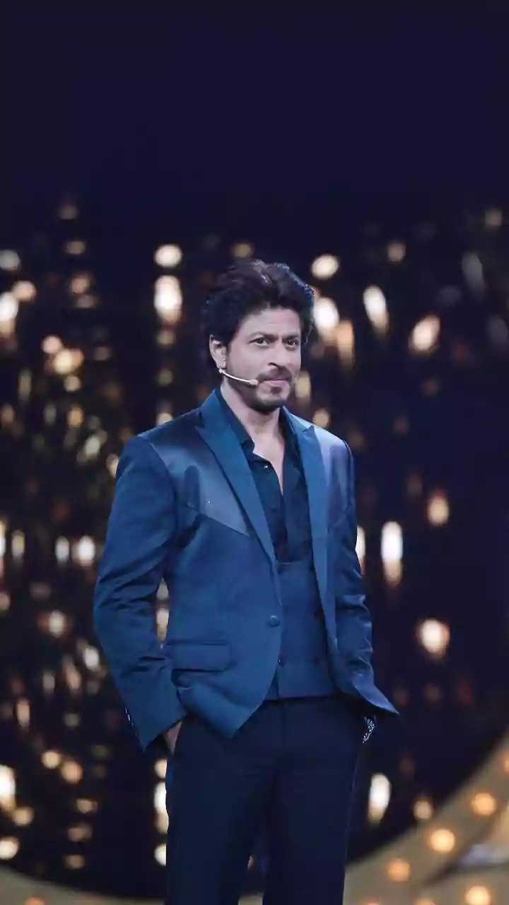 Turkish Actress Hande Ercel Caught Filming Shah Rukh Khan At Award Show, Fans Call Her a ‘Total Fangirl’