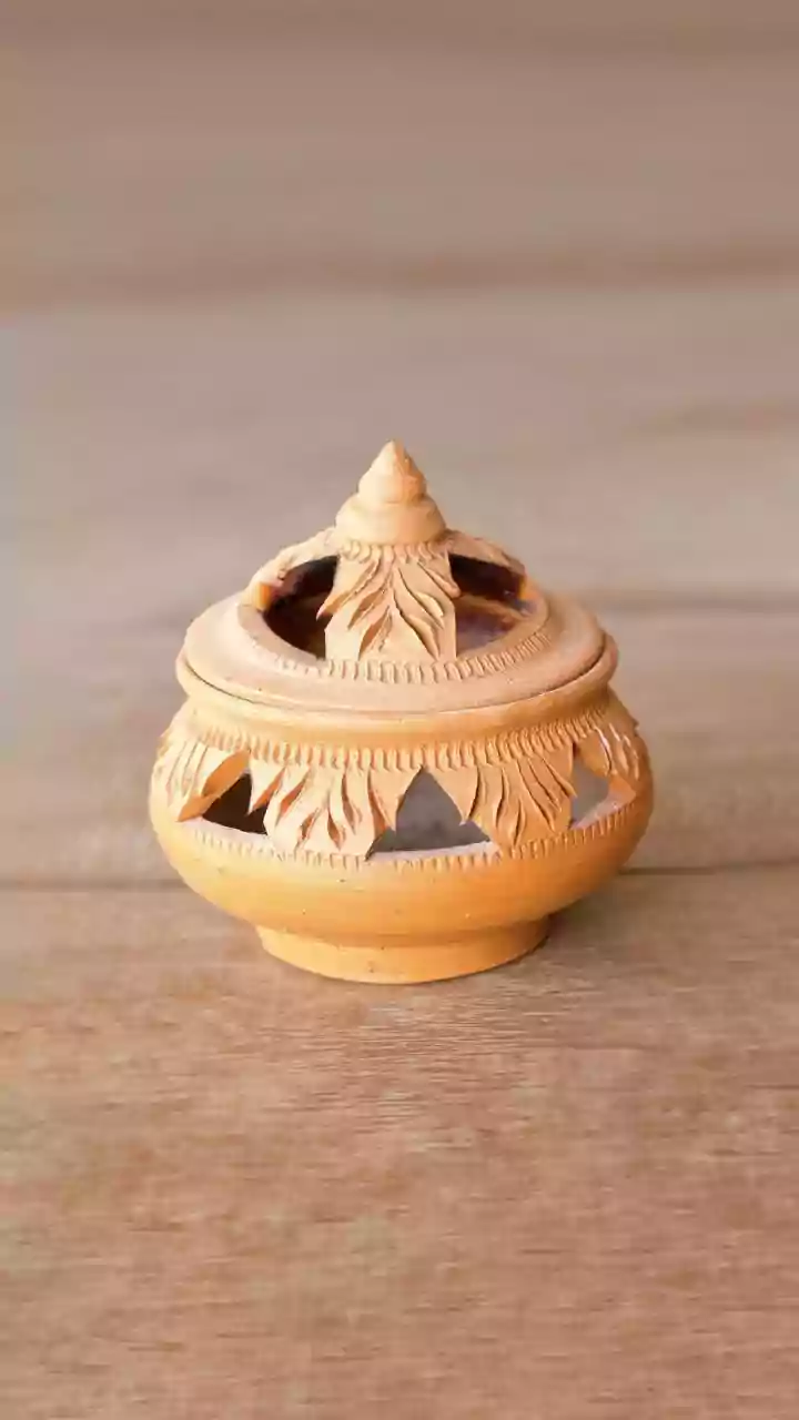 Ditch Plastic Decor For Handcrafted Terracotta Lamps This Festive Season
