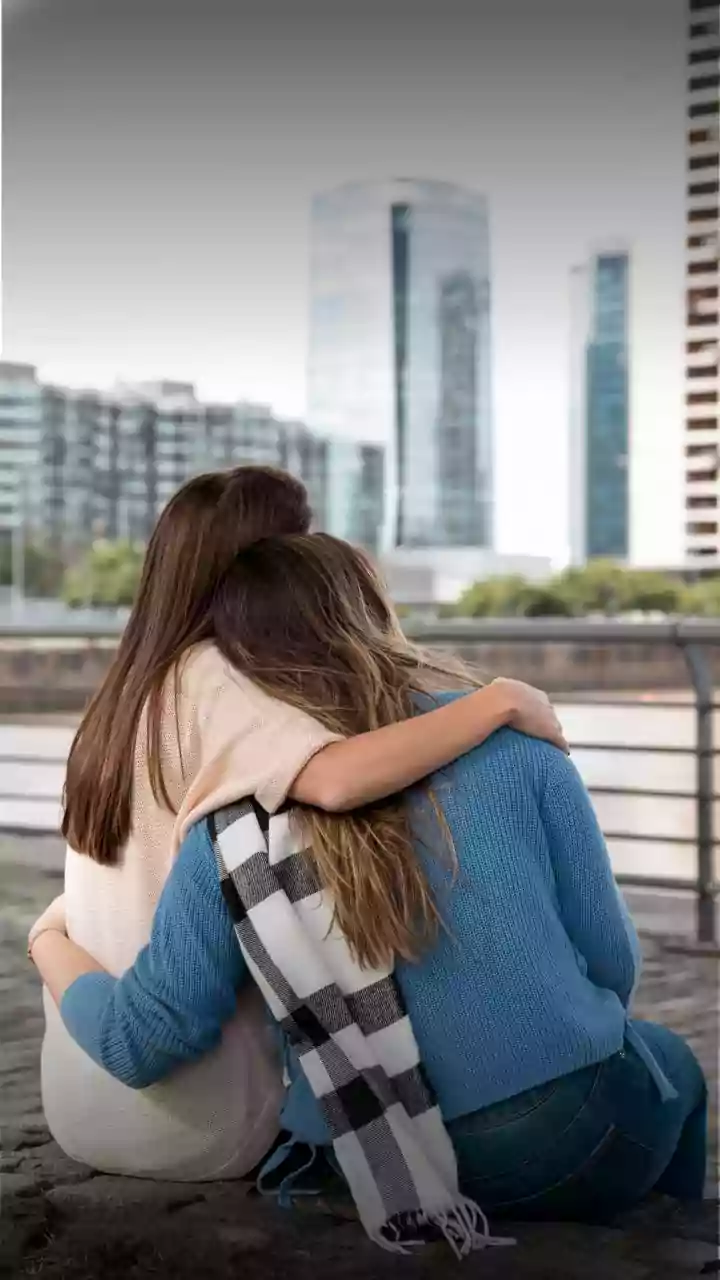 Mulher larga trabalho estressante para ganhar fortuna dando abraços