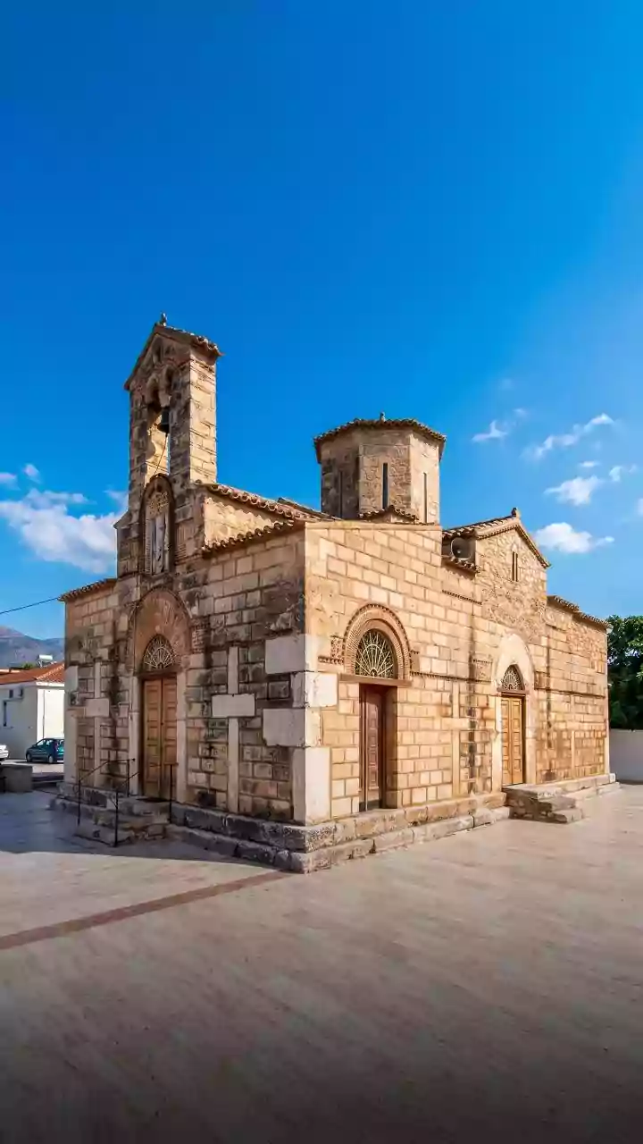 Grécia tem igreja “mais torta” que a Torre de Pisa