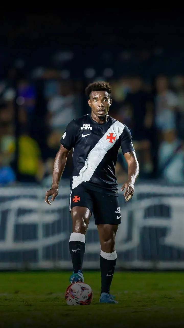 Thiago Mendes sofre ataques racistas após provocar Boca Juniors