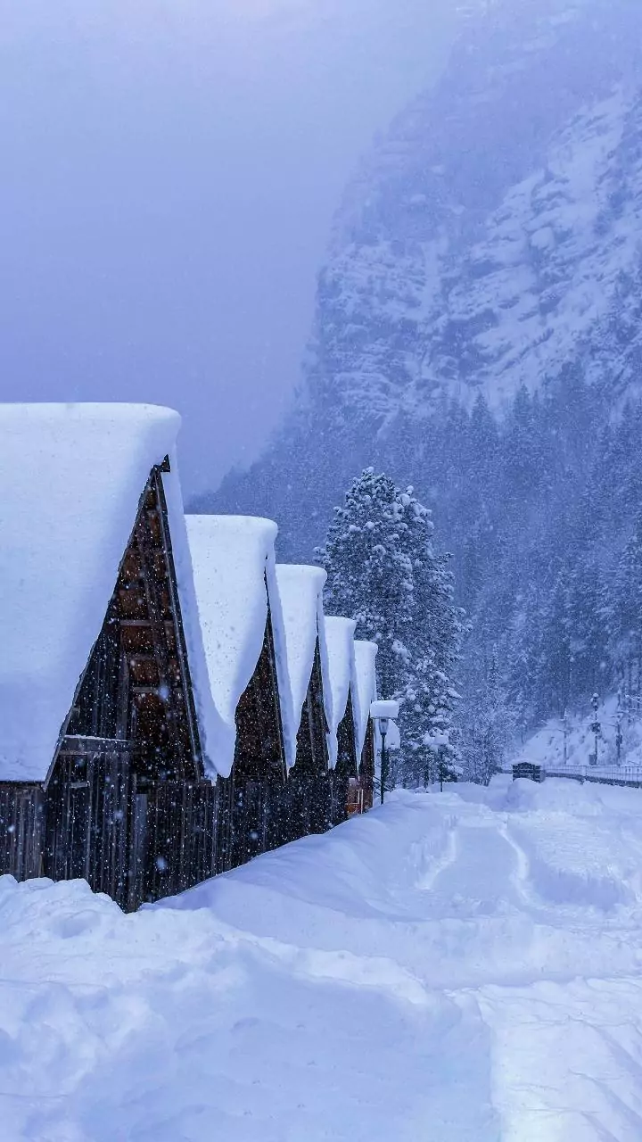Met office predicts heavy snowfall, rain in Himachal Pradesh on Tuesday
