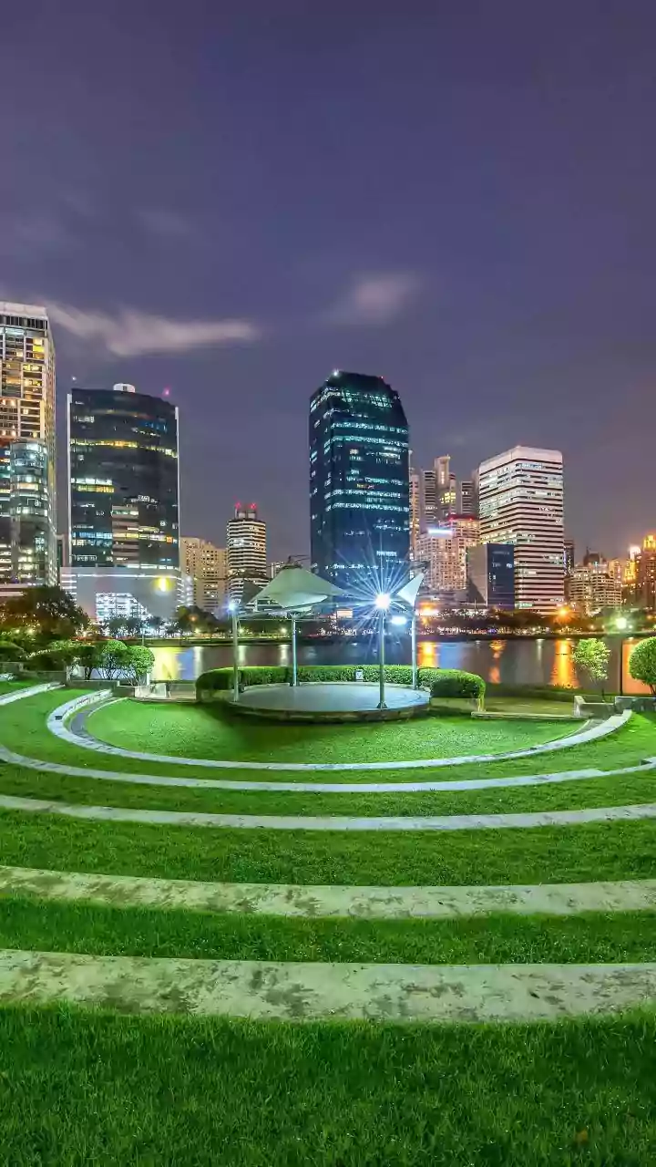 Green cover matters—parks feel cooler because they absorb less heat than streets