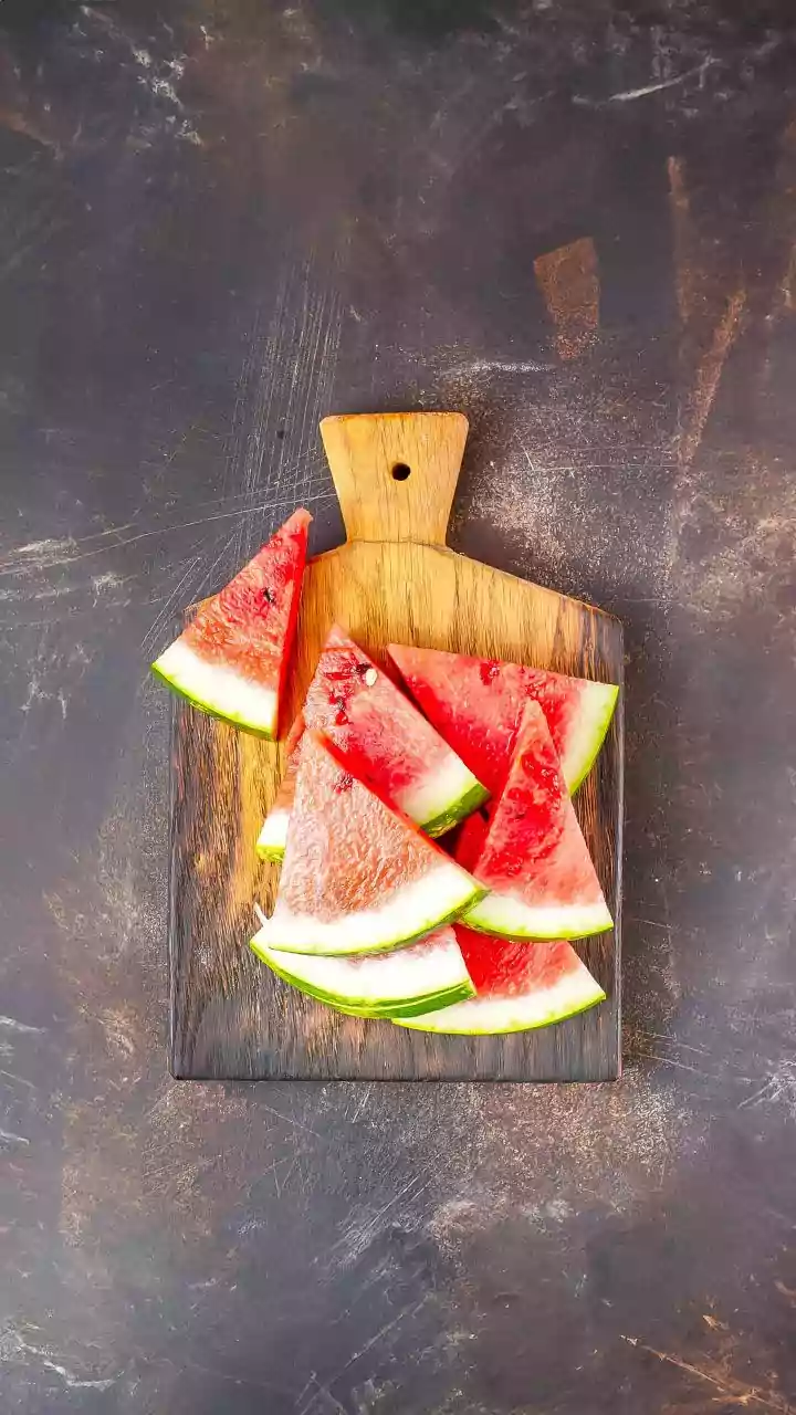 Qual tábua de corte é a melhor para usar na cozinha: madeira, plástico ou metal?