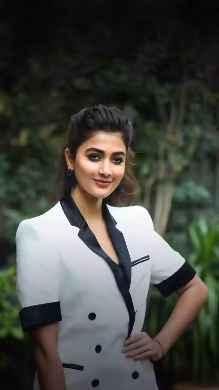 Jana Nayagan: Pooja Hegde Clicks 'One Last Time' Selfie With Thalapathy Vijay